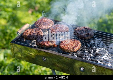 Primo piano di carne alla griglia alla luce del giorno, hamburger Foto Stock