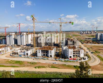 La vista aerea dei lavoratori sta lavorando su grandi cantieri e molte gru stanno lavorando Foto Stock