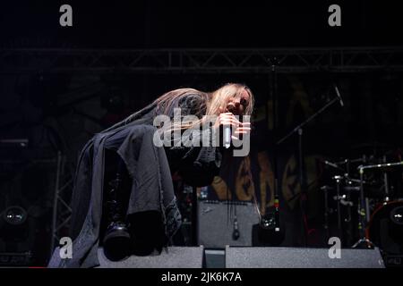 REGIONE DI TVER, RUSSIA - 23 LUGLIO 2022: Solista della band folk metal russa 'Arkona' Maria Arkhipova sullo spettacolo del festival storico Foto Stock