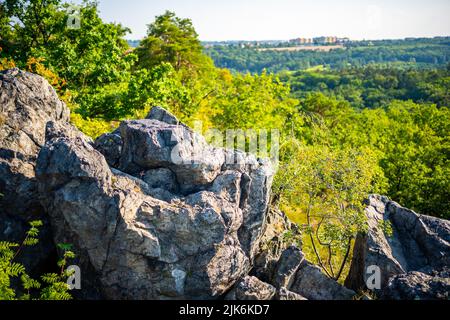 Il famoso parco selvaggio Divoka Sarka a Praga città nel tramonto in estate, Repubblica Ceca Foto Stock