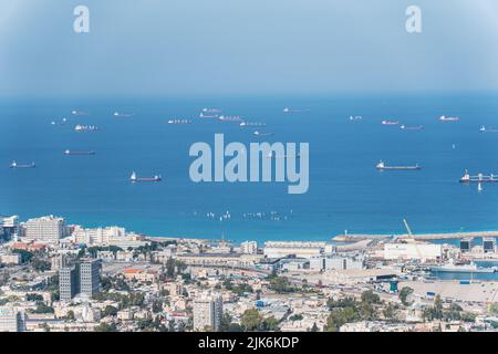 Navi portuali che entrano nel porto di Haifa, Israele Foto Stock