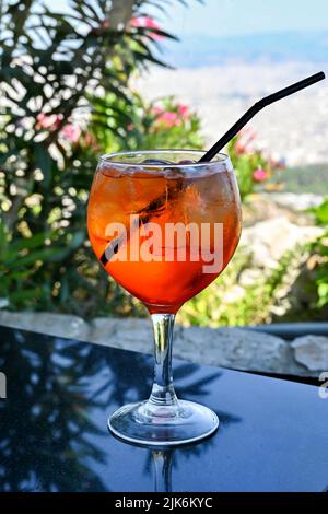 Un bicchiere di Aperol Spritz in un bar in Italia Foto stock - Alamy