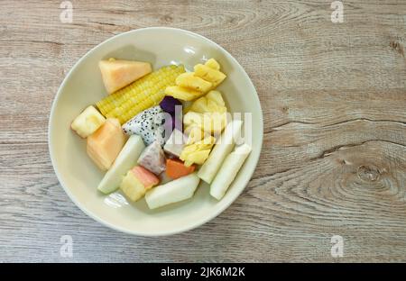 affettare la varietà di frutta fresca sul piatto Foto Stock