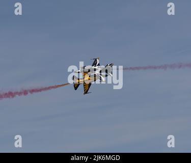 Due delle aquile nere coreane volano in stretta formazione durante la loro esposizione al Royal International Air Tattoo 2022 Foto Stock