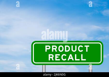 Cartello di trasporto di colore verde con parola "Product Recall" sul cielo blu con sfondo bianco nuvoloso Foto Stock