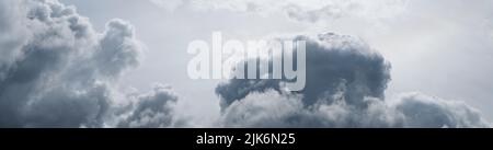 Panorama ultra ampio delle nuvole tempesta che si costruisce su Londra, Inghilterra Foto Stock