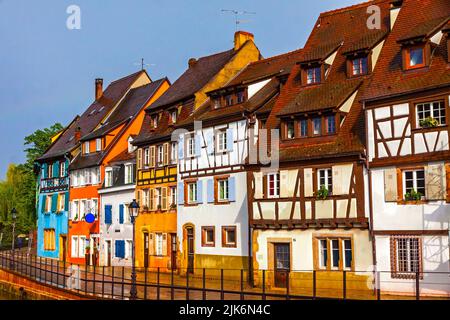 Colorate case tradizionali a graticcio sul Quai de la Poissonnerie (il Quay del Fishmonger) a Colmar, Francia Foto Stock