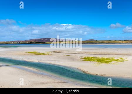 La terraferma di North Uist visto dall'isola di Baleshare, Ebridi esterne, Scozia Foto Stock