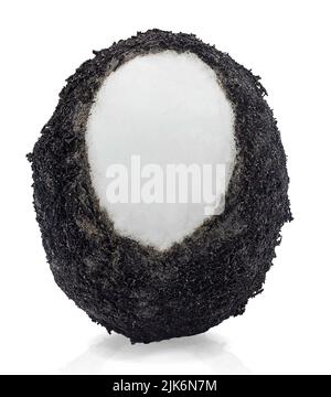 Uovo salato con terreno isolato su sfondo bianco con percorso di ritaglio - immagine Foto Stock