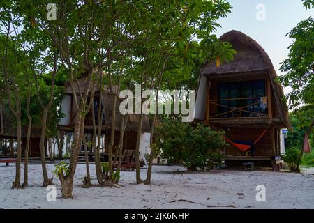 Cambogia. Isola Koh Rong Samloem. Provincia di Kompong Song, Sihanoukville. Capanne guest house vicino alla spiaggia Foto Stock