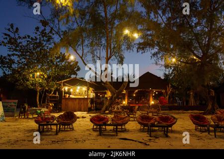 Cambogia. Isola Koh Rong Samloem. Provincia di Kompong Song, Sihanoukville. Guest House a Koh Rong Samloem Island al tramonto Foto Stock