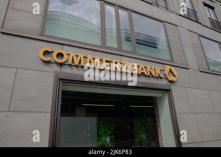 Berlino, Germania. 31st luglio 2022. Una filiale di Commerzbank a Berlino, Germania. Nel 2017 la banca ha gestito 13 milioni di clienti in Germania e 5 milioni di clienti in Europa centrale e orientale. (Foto di Michael Kuenne/PRESSCOV/Sipa USA) Credit: Sipa USA/Alamy Live News Foto Stock