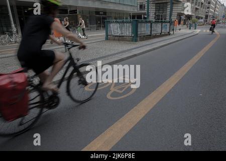 Berlino, Germania. 31st luglio 2022. Solo i ciclisti possono andare in bicicletta nella zona di Friedrichstrasse, priva di auto a Berlino. La strada è un punto di interesse culturale e commerciale nel centro di Berlino. (Foto di Michael Kuenne/PRESSCOV/Sipa USA) Credit: Sipa USA/Alamy Live News Foto Stock
