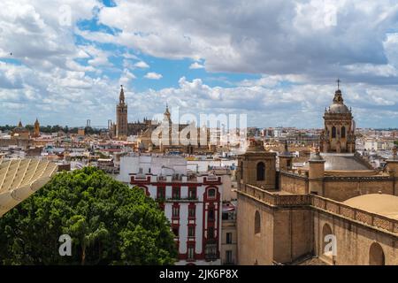Una foto grandangolare che si affaccia sulla città di Siviglia, Spagna, dalla cima del complesso Las Setas. Foto Stock