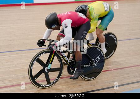 Nicholas Paul di Trinidad e Tobago e Matthew Glaetzer in azione durante le finali del quartiere Sprint maschile a Lee Valley VeloPark il terzo giorno dei Giochi del Commonwealth 2022 a Londra. Data foto: Domenica 31 luglio 2022. Foto Stock