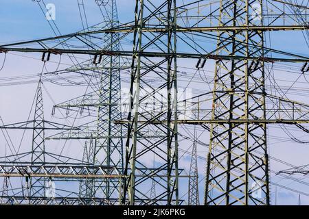 Tralicci e linee elettriche ad alta tensione nei pressi dell'impianto di smaltimento energia della RWE Generation se, Karnap, Essen, Germania Foto Stock