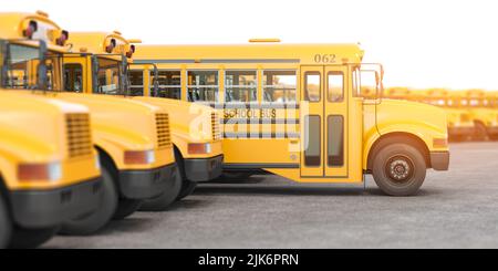 Gli autobus gialli della scuola in fila. 3d illustrazione Foto Stock