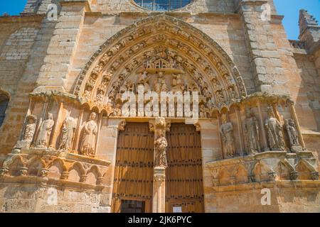 Facciata della chiesa di Santa Maria la Real. Sasamon, provincia di Burgos, Castilla Leon, Spagna. Foto Stock