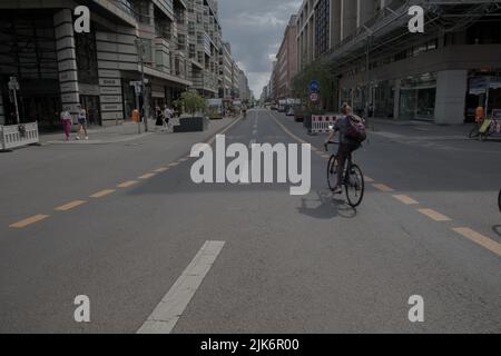 Berlino, Germania. 31st luglio 2022. Solo i ciclisti possono andare in bicicletta nella zona di Friedrichstrasse, priva di auto a Berlino. La strada è un punto di interesse culturale e commerciale nel centro di Berlino. (Credit Image: © Michael Kuenne/PRESSCOV via ZUMA Press Wire) Credit: ZUMA Press, Inc./Alamy Live News Foto Stock