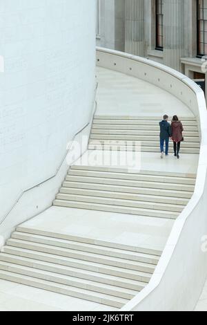 LONDRA, UK - NOVEMBRE 6 : tenere le mani sulla scala della Grande Corte al British Museum di Londra il 6 Novembre 2012. Due persone non identificate Foto Stock