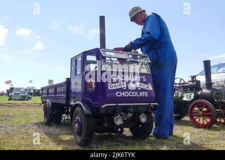 Blookburgh, Cumbria, Regno Unito. Luglio 31st 2022. Cumbria un uomo riempie il serbatoio d'acqua di un mini camion a vapore del latte caseario Cadbury al Cumbria Steam Gathering a Flookburgh Airfield. Molti vecchi grandi e piccoli motori a vapore insieme ad alcuni altri veicoli d'epoca. PIC by Credit: Michael Scott/Alamy Live News Foto Stock