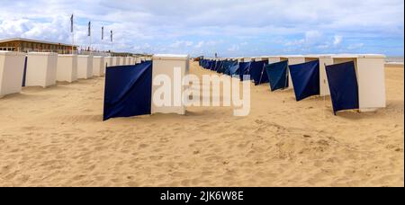 Atmosfera estiva lungo il Mare del Nord: Cabine in affitto sulla spiaggia a Katwijk, Olanda del Sud, Paesi Bassi. Foto Stock