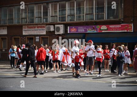 Londra, Regno Unito. LUGLIO 31st. I fan dell'Inghilterra arrivano prima della partita UEFA Women's European Championship tra Inghilterra e Germania al Wembley Stadium di Londra domenica 31st luglio 2022. (Credit: Pat Scaasi | MI News) Credit: MI News & Sport /Alamy Live News Foto Stock