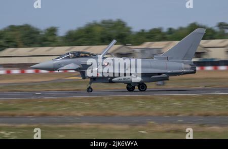 La Demo Quick Reaction Alert effettuata da 2 x EF2000 (Eurofighter) aerei che intercettano un Hercules C-130K che agisce da intruso Foto Stock