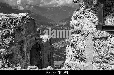 Forte Spitz Verle: La fortificazione austriaca della prima guerra mondiale situata sulla sommità del Pizzo di Levico Terme, Trentino Alto Adige, Italia Foto Stock