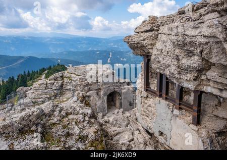 Forte Spitz Verle: La fortificazione austriaca della prima guerra mondiale situata sulla sommità del Pizzo di Levico Terme, Trentino Alto Adige, Italia Foto Stock