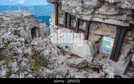 Forte Spitz Verle: La fortificazione austriaca della prima guerra mondiale situata sulla sommità del Pizzo di Levico Terme, Trentino Alto Adige, Italia Foto Stock