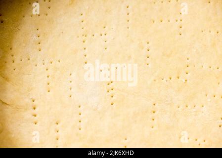 Dettagli su una pasta pre-cotta prima di riempirla con salsa di cipolla per cucinare una torta. Foto Stock