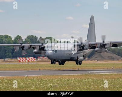 La Demo Quick Reaction Alert effettuata da 2 x EF2000 (Eurofighter) aerei che intercettano un Hercules C-130K che agisce da intruso Foto Stock