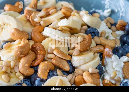 Bella colazione - formaggio caserma, frutti di bosco, cedro, mirtillo e miele nel piatto. Buongiorno. Foto Stock