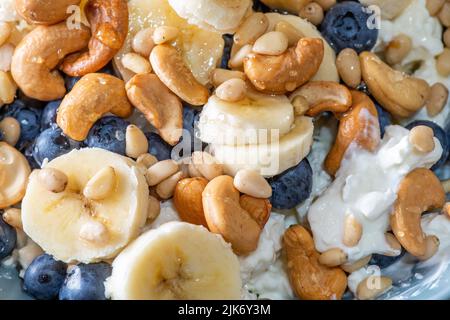 Bella colazione - formaggio caserma, frutti di bosco, cedro, mirtillo e miele nel piatto. Buongiorno. Foto Stock