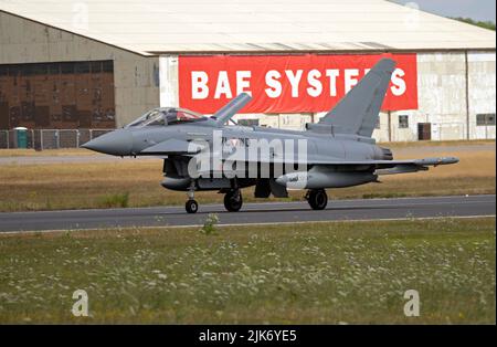 La Demo Quick Reaction Alert effettuata da 2 x EF2000 (Eurofighter) aerei che intercettano un Hercules C-130K che agisce da intruso Foto Stock