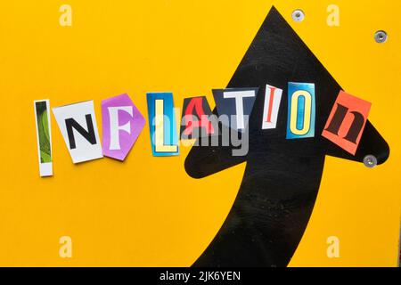 La parola 'inflazione' è scritto in caratteri tipografici di stile di nota di riscatto, USA 2022 Foto Stock