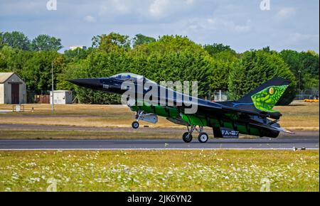 Display solo per componenti aria belga, con display F-16AM Fighting Falcon "Dream Viper" presso il Royal International Air Tattoo Foto Stock