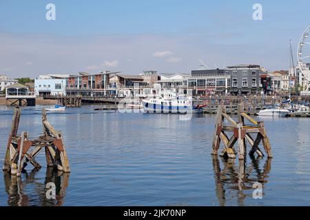 Baia di Cardiff con barca Sea Cadets ormeggiata a un pontile. Un'antica struttura di ormeggio in legno chiamata delfino in primo piano. Data di agosto 2022. Estate Foto Stock