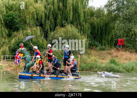 Lewes, Regno Unito. 31st luglio 2022. La gente del posto in zattere fatte in casa partecipa alla corsa di Lewes Raft sul fiume Ouse da Lewes a Newhaven. La Raft Race è un evento annuale organizzato da Lewes Round Table in aiuto di enti di beneficenza locali. Tradizionalmente, gli spettatori si allineano sulla riva del fiume e gettano uova e farina alle zattere con la gente sulle zattere proteggendosi con scudi fatti in casa. Credit: Grant Rooney/Alamy Live News Foto Stock