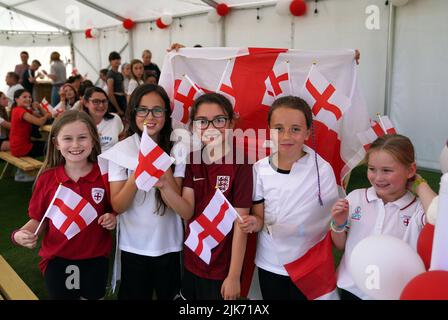 Tifosi di Aylesbury United WFC, ex club di Lionesses Forward Ellen White, a Bierton, Aylesbury, prima di una proiezione della finale UEFA Women's Euro 2022 che si tiene al Wembley Stadium di Londra. Data foto: Domenica 31 luglio 2022. Foto Stock