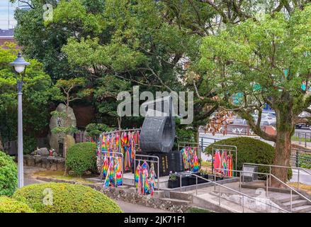 nagasaki, kyushu - dicembre 11 2021: Monumenti commemorativi della bomba atomica del Parco della Pace di Nagasaki offerto dall'associazione delle Telecomunicazioni del Giappone Foto Stock