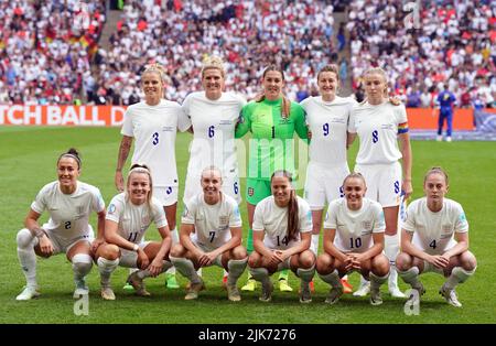 Inghilterra (da sinistra a destra, di fronte) Rachel Daly, Millie Bright portiere Mary Earps, Ellen White, Leah Williamson, Lucy Bronze, Lauren Hemp, Beth Mead, Fran Kirby, Georgia Stanway e Keira Walsh precedono la finale UEFA Women's Euro 2022 al Wembley Stadium di Londra. Data foto: Domenica 31 luglio 2022. Foto Stock