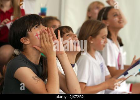 Tifosi di Aylesbury United WFC, ex club di Lionesses Forward Ellen White, a Bierton, Aylesbury, che assistono a una proiezione della finale UEFA Women's Euro 2022 che si tiene al Wembley Stadium di Londra. Data foto: Domenica 31 luglio 2022. Foto Stock