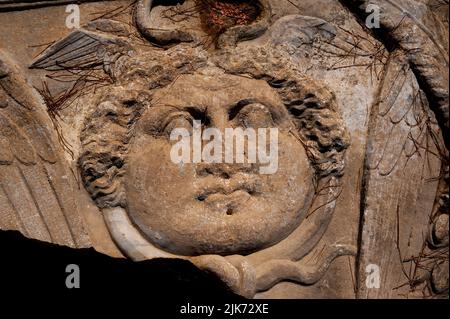 Gorgone alata o Medusa si affacciano su un sarcofago in pietra romana saccheggiato nella Necropoli di Manastirina, fuori le mura dell'antica città greca e romana di Salona, a Solin vicino a Spalato in Dalmazia, Croazia. Immagini della mitologia greco-romana sono mescolate qui con simboli cristiani successivi che commemorano i martiri giustiziati dall'imperatore romano Diocleziano. Foto Stock