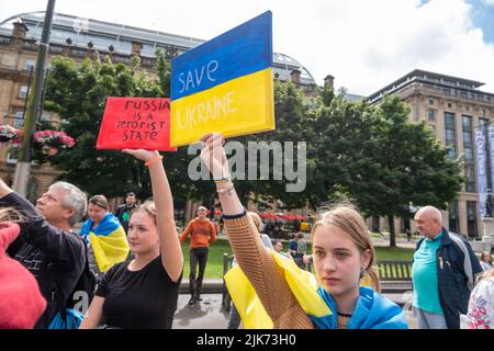 Glasgow, Scozia, Regno Unito. 31st luglio 2022. Gli attivisti anti-guerra tengono un raduno a George Square per protestare contro l'invasione russa dell'Ucraina. Credit: SKULLY/Alamy Live News Foto Stock