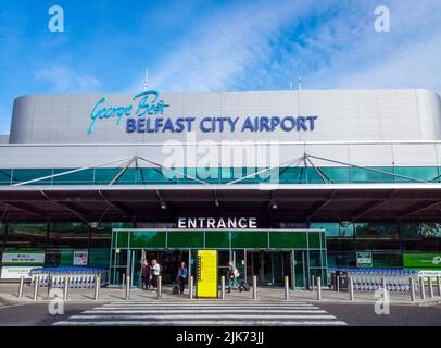 Belfast, Regno Unito, luglio 2019. L'ingresso principale dell'aeroporto George Best Belfast City in una giornata di sole. Foto Stock