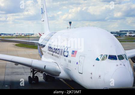 Londra, Regno Unito, 14 giugno 2017. Un aereo della Malaysia Airline si fermò al Terminal 4 dell'aeroporto di Londra Heathrow con cielo blu e nuvole sullo sfondo Foto Stock