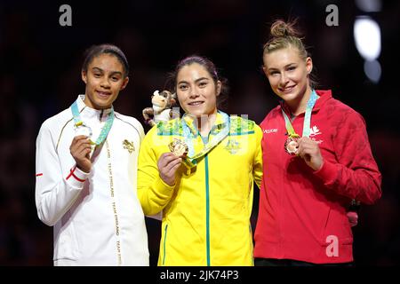 Georgia Godwin dell'Australia (al centro) con la sua medaglia d'oro, Ondine Achampong dell'Inghilterra (a sinistra) con il suo argento e Emma Spence del Canada (a destra) con il suo bronzo dopo la finale di tutto tondo femminile all'Arena Birmingham il terzo giorno dei Giochi del Commonwealth 2022 a Birmingham. Data foto: Domenica 31 luglio 2022. Foto Stock