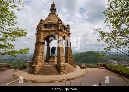 Vista posteriore del colossale monumento in arenaria 'Kaiser Wilhelm', un famoso punto di riferimento vicino a porta Westfalica, Germania Foto Stock